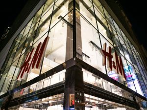 Corner view of H&M flagship store on 5th ave. Highlights the oversize laminated and insulated glass units.