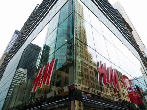 Corner view of H&M flagship store on 5th ave. Highlights the oversize laminated and insulated glass units.