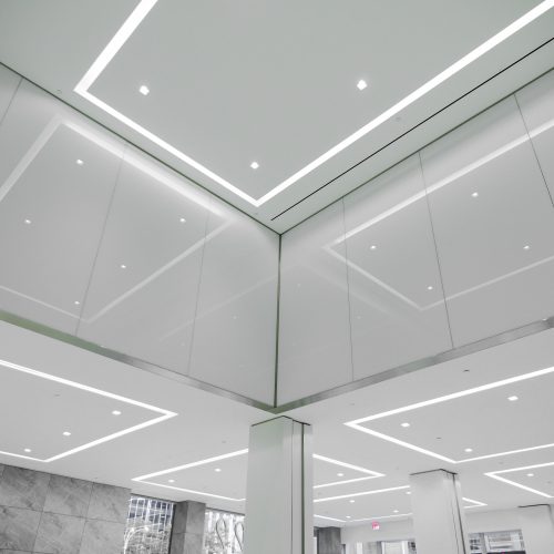 Office tower interior shot of lobby, featuring Oversize laminates with Vanceva White Interlayers.