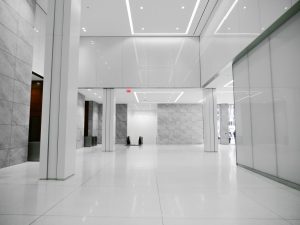 Office tower interior shot of lobby, featuring Oversize laminates with Vanceva White Interlayers.