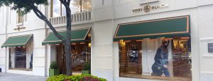 Exterior shot of the Tory Burch store featuring AGNORA laminated and tempered oversized glas