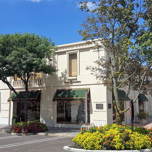 Exterior shot of the Tory Burch store featuring AGNORA laminated and tempered oversized glass.