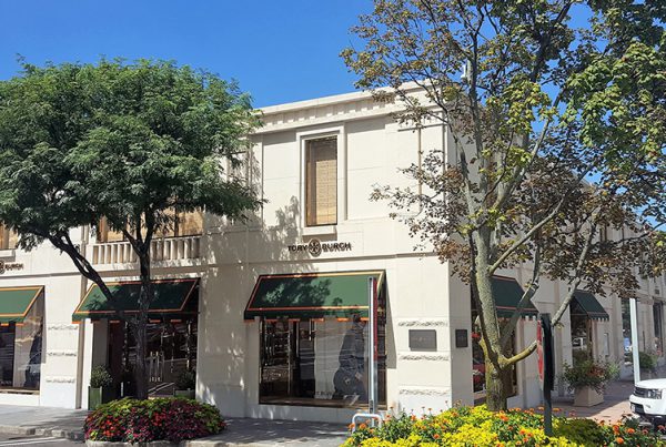 Exterior shot of the Tory Burch store featuring AGNORA laminated and tempered oversized glass.